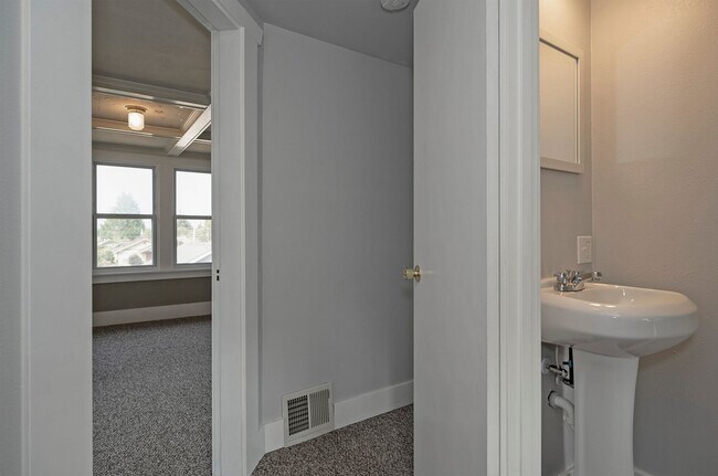 Building Photo - North End Tacoma Three Bed Craftsman
