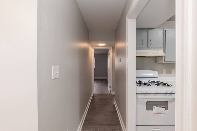 Building Photo - Two Bedroom Home!