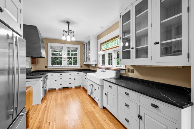 Building Photo - 4 Bed 3.5 bath - Kensington Victorian - Mo...
