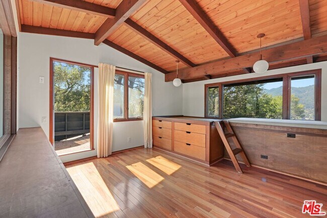 Building Photo - 21277 Entrada Rd