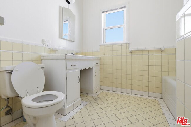 Building Photo - 111 N Harper Ave