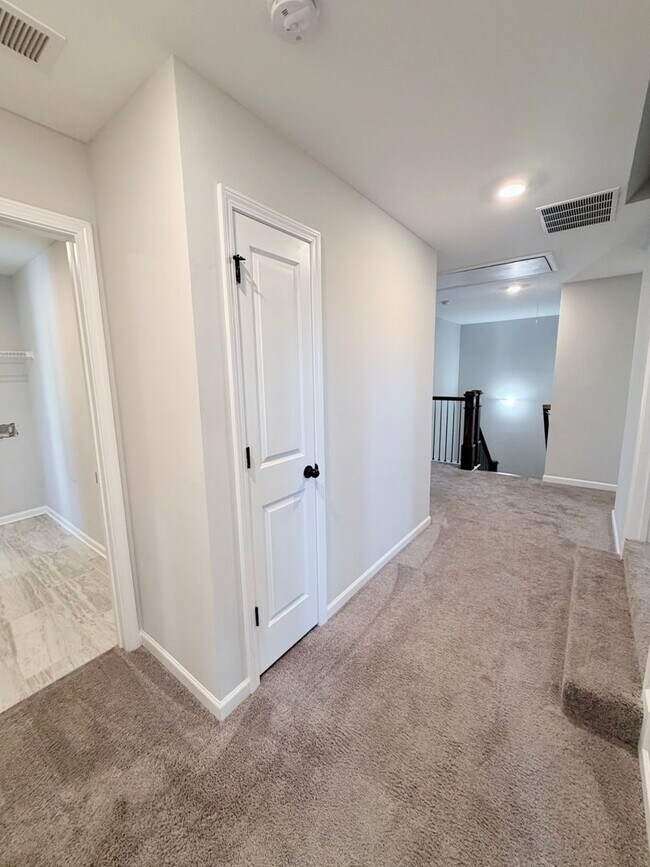 Building Photo - 215 Shoshone Cir