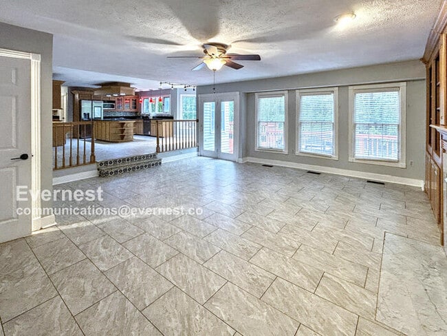 Building Photo - 3059 Southampton Dr