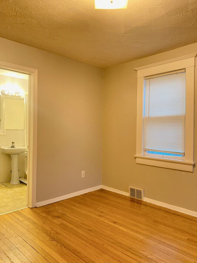 Building Photo - Benson 2 bed 2 bath with 2 additional non conforming rooms in the basement $1495