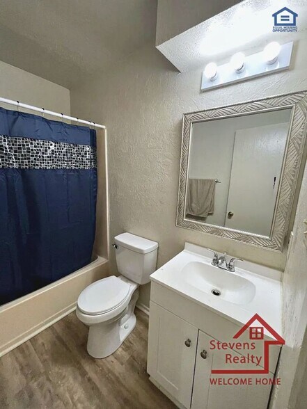 Building Photo - 1502 NW Kingsbury Ave