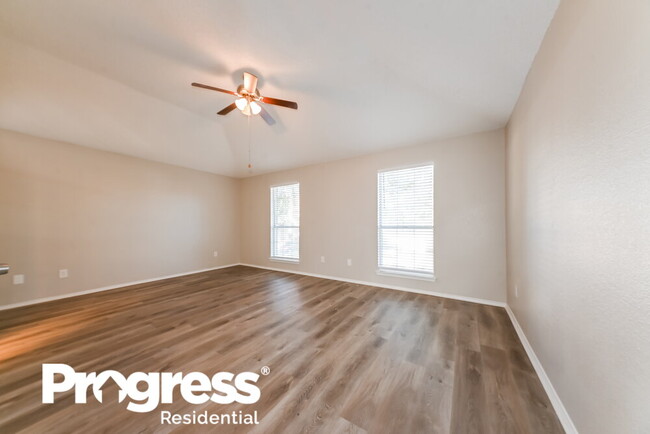 Building Photo - 2843 Red Oak Dr