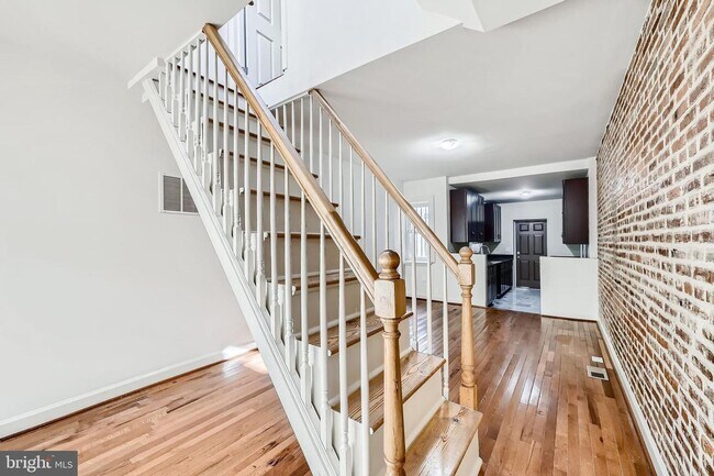 Building Photo - TWO BEDROOM TWO BATHROOM TOWNHOUSE AVAILABLE FOR SEPT 1ST MOVE-IN!!!!