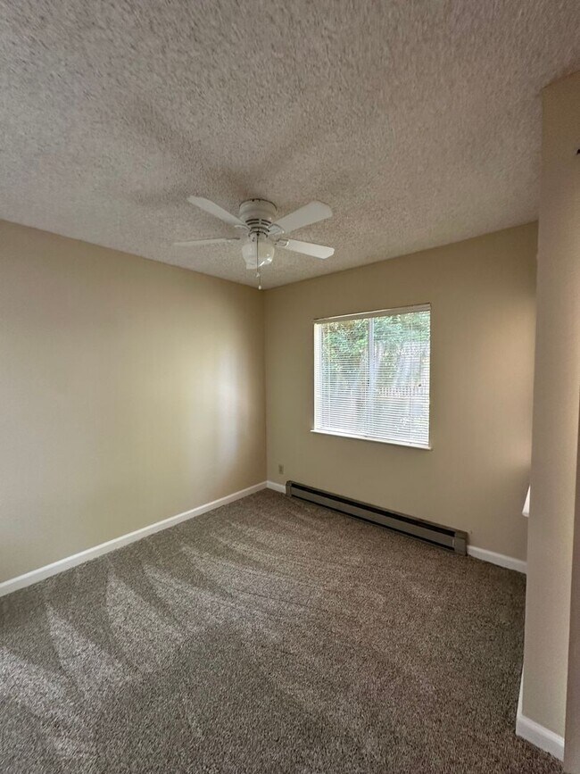 Building Photo - 2 bedroom, 1 bath condo in Mountain View