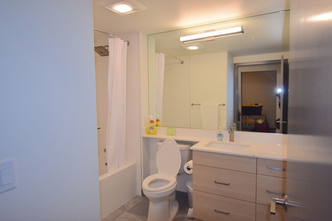 Building Photo - Semi-Furnished One-Bedroom Unit in Kirklan...