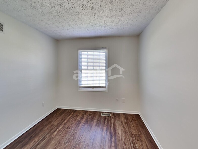 Building Photo - 1264 Village Dr
