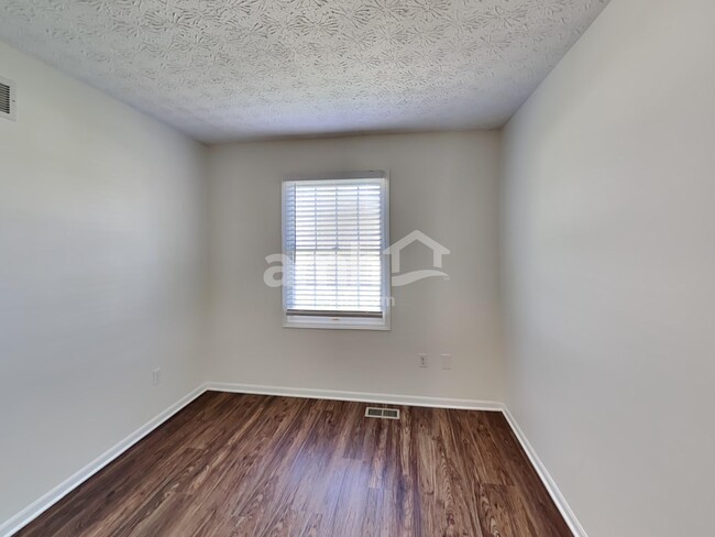 Building Photo - 1264 Village Dr
