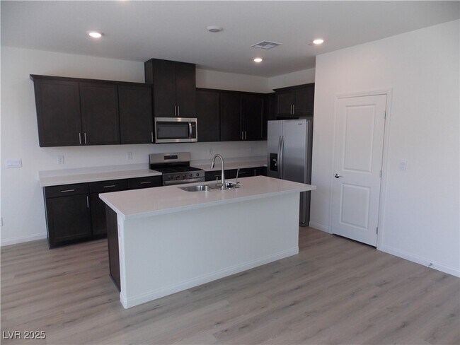 Building Photo - 565 Ruby Robin Ave