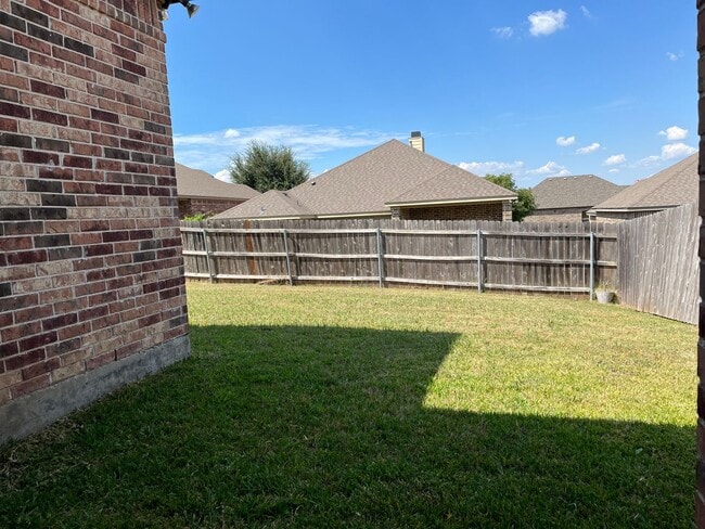 Building Photo - AVAILABLE NOW:  3 bedroom house