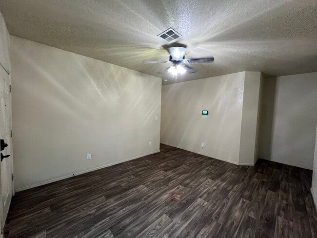 Building Photo - 4 BEDROOM HOME!