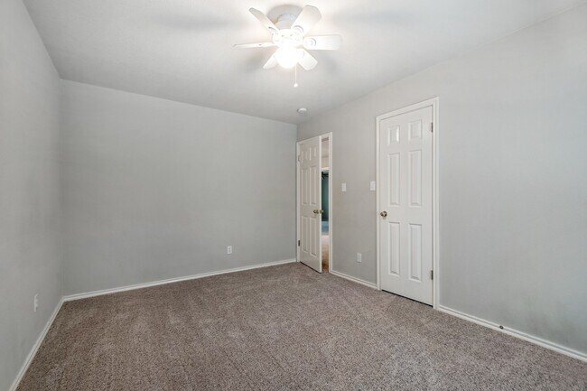 Building Photo - 4 Bedroom, 2.5 Bath Home in Vista Oaks