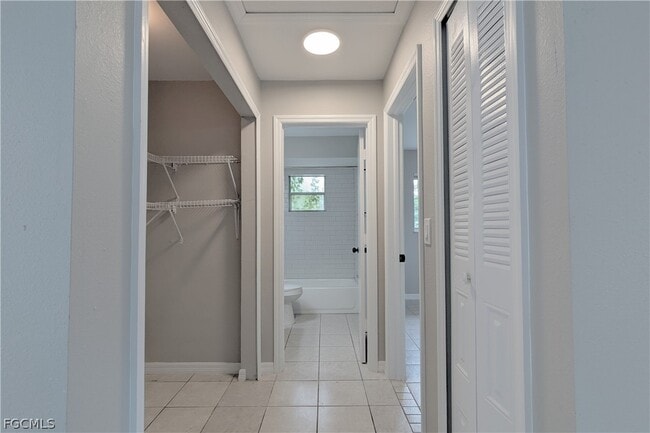 Building Photo - 427 NE Pine Island Ln