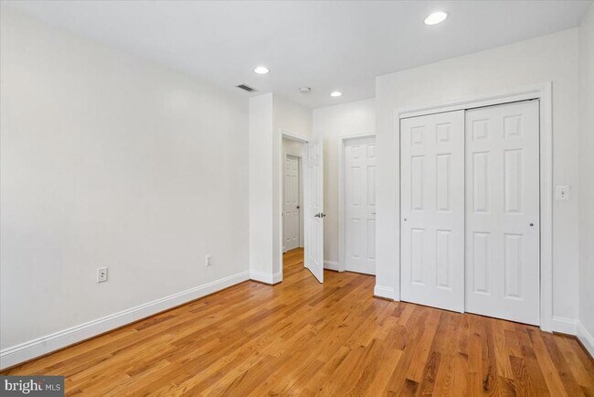 Building Photo - 1339 C St NE