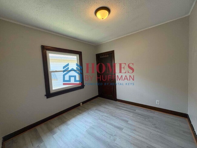 Building Photo - Two Bedroom House | Large Back Yard