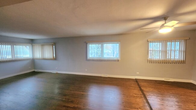 Building Photo - 1008 N Milwaukee Ave