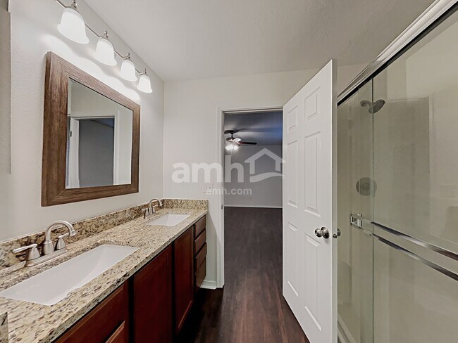 Building Photo - 4541 N Elsinore Ave