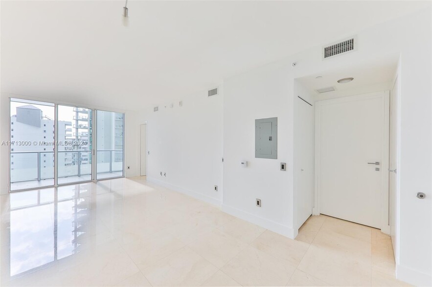 Building Photo - 1300 Brickell Bay Dr