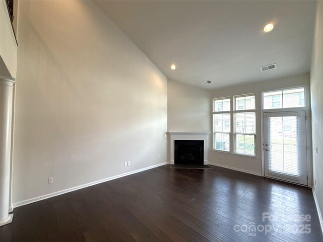 Building Photo - 11060 Discovery Dr NW