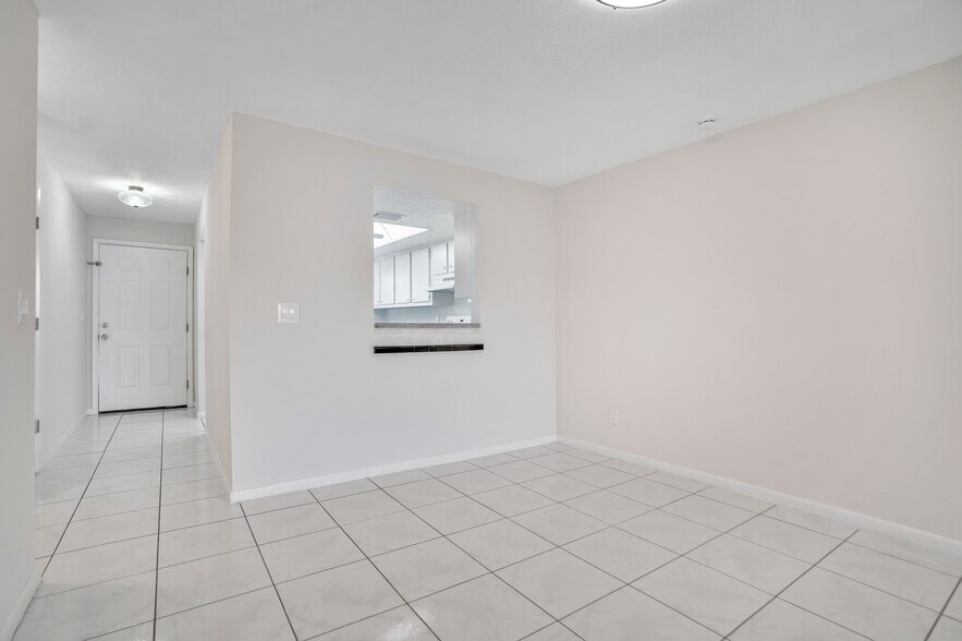 Building Photo - 203 SE 15th Pl