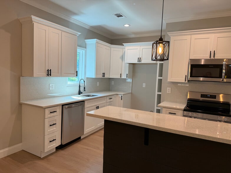 Building Photo - 159 Brad St