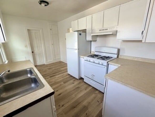 Building Photo - VIDEOTOUR: Across from Joannes Park and Aquatic Center! PETS WELCOME