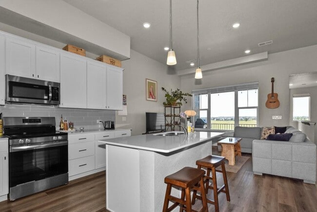 Building Photo - 6826 School House Dr