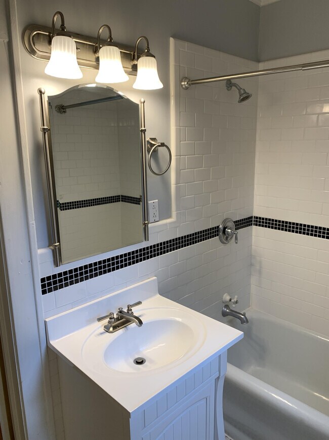 Building Photo - 811 Bromley Rd