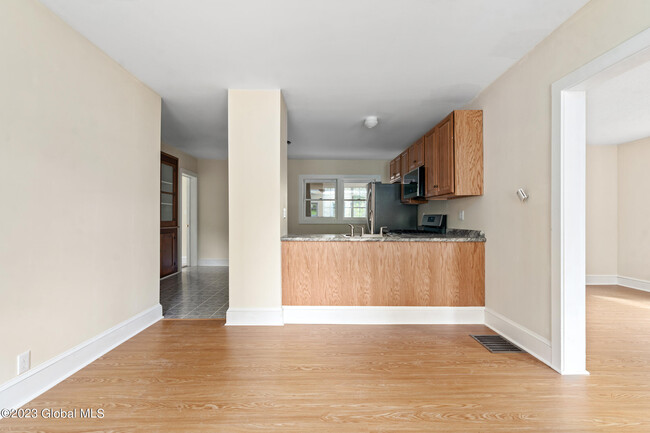 Building Photo - 136 Saratoga Ave
