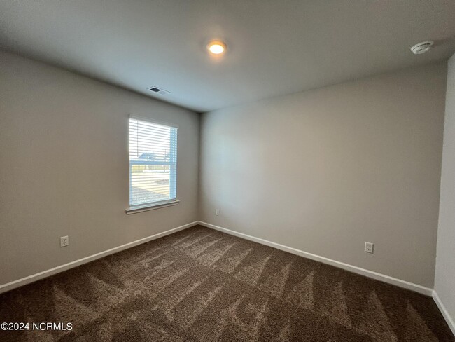 Building Photo - 8219 E Highcroft Dr NE