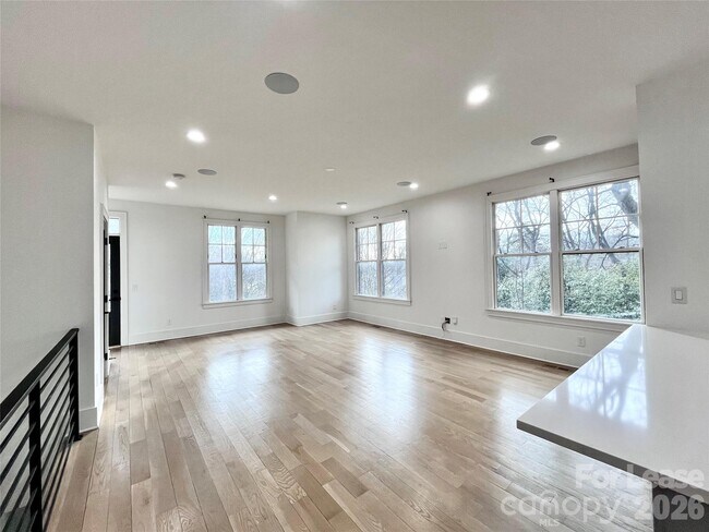 Building Photo - 614 West Blvd