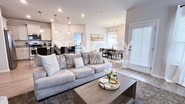 Building Photo - Stunning 3-bedroom 2-bath 1 level home
