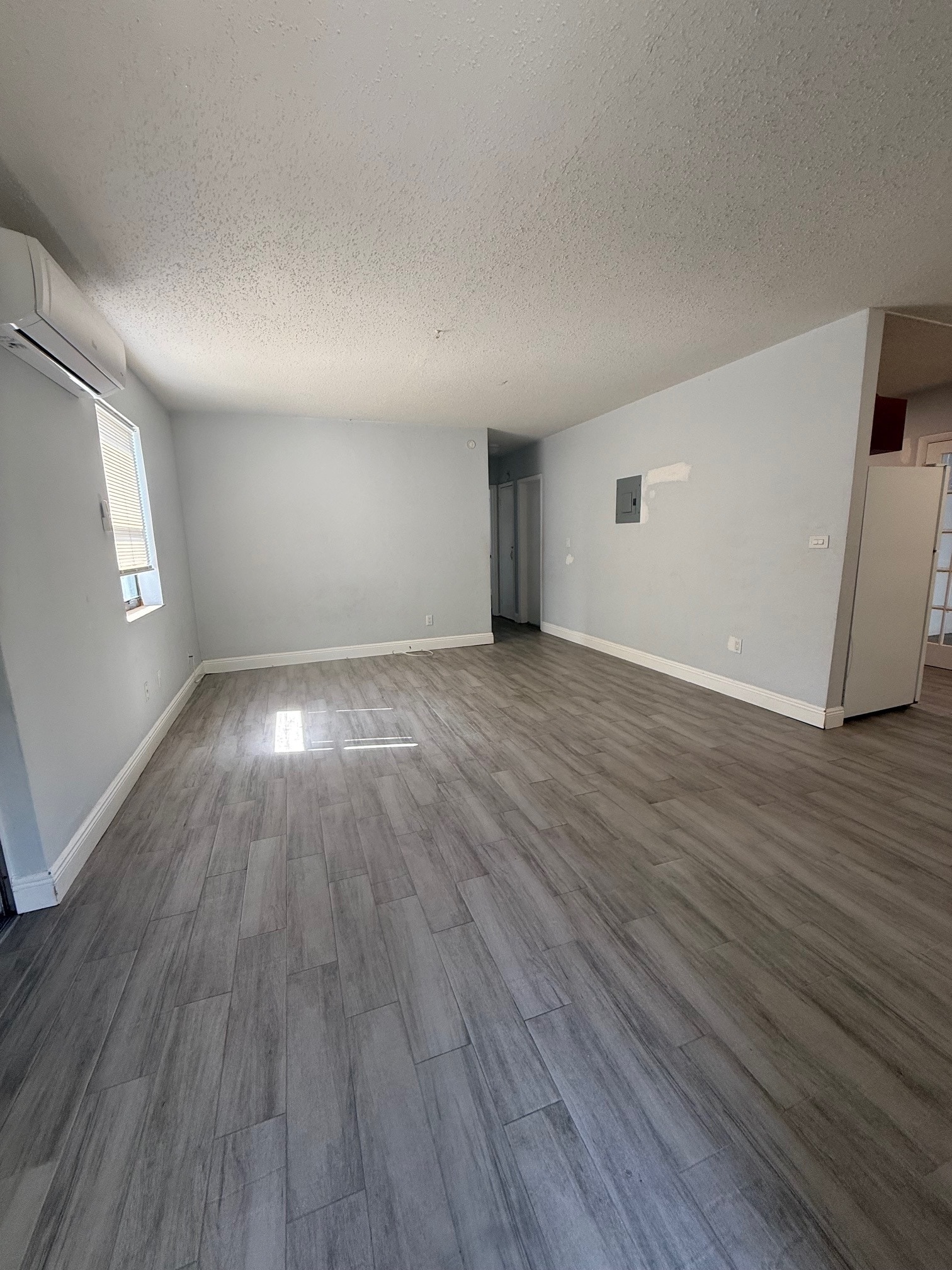 Building Photo - 4401 NE 15th Ter