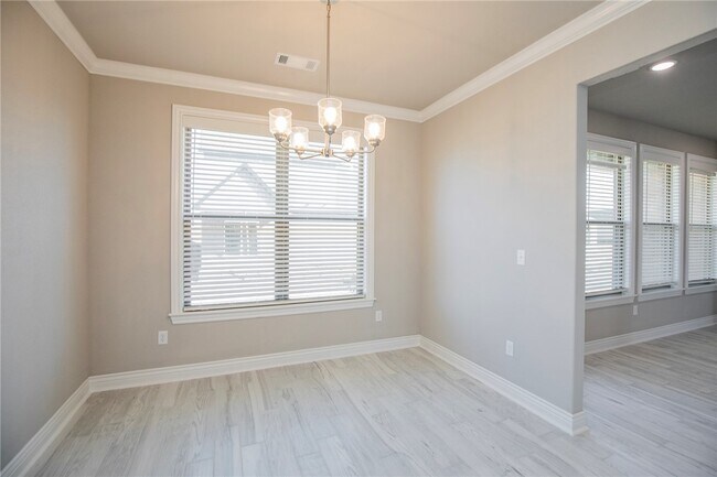 Building Photo - 6702 SW Basswood Ave