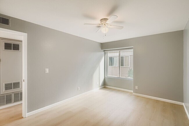 Building Photo - 2 Bed / 1 Bath spacious second floor condo...