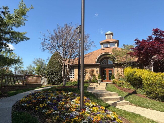 Building Photo - Beautiful Townhome in Seven Oaks!