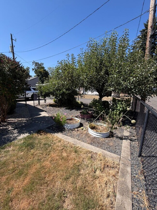 Building Photo - 3 Bedroom on Large corner lot!