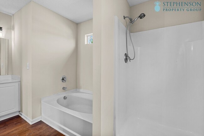 Building Photo - Fully Remodeled in Nov 2025!