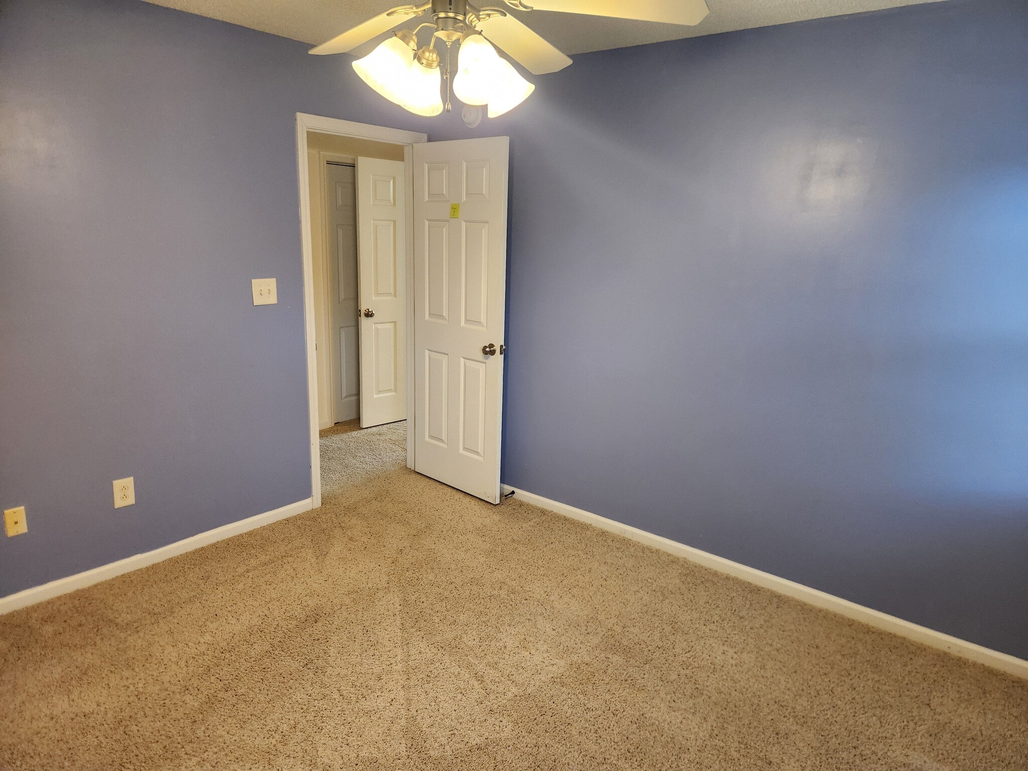 Building Photo - Room in House on Meadowcreek Village Dr