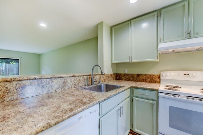 Building Photo - Renovated Townhome