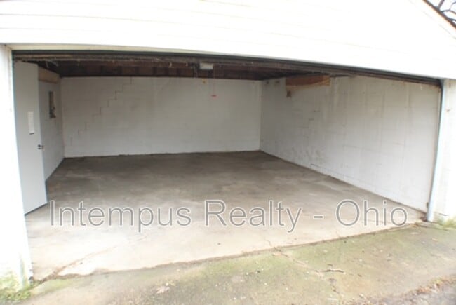 Building Photo - 967 Duxberry Ave