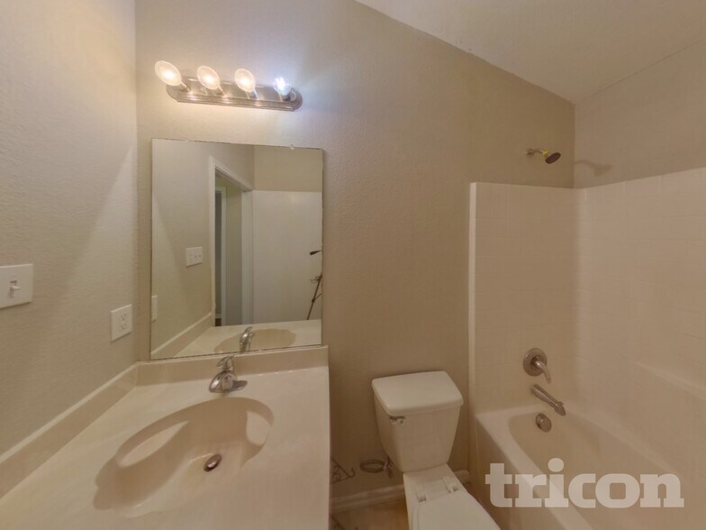 Building Photo - 2116 Charmion Ln