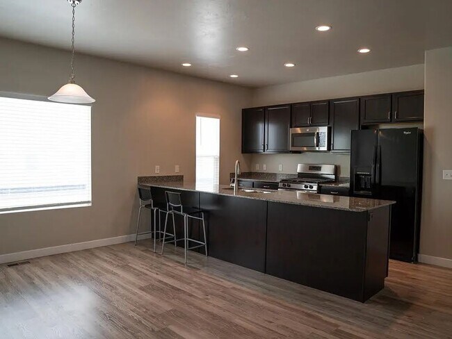 Building Photo - Beautiful Townhome in Bluffdale