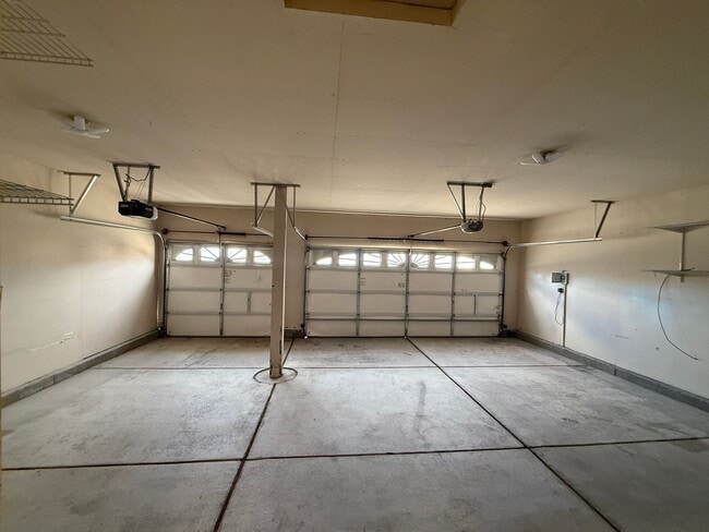 Building Photo - Beautiful 3 bed, 3 full bath two story home including a 3 car garage with 2800 sq ft of living space