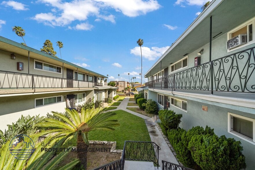 Building Photo - 636 E. 97th St.