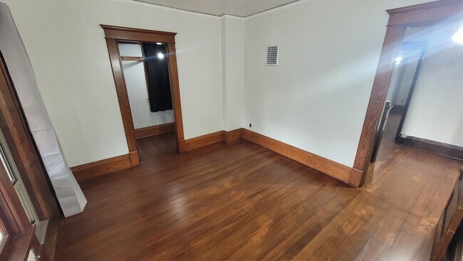 Building Photo - 612