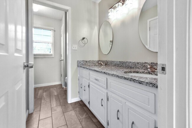 Building Photo - Pet Friendly Three Bedroom!